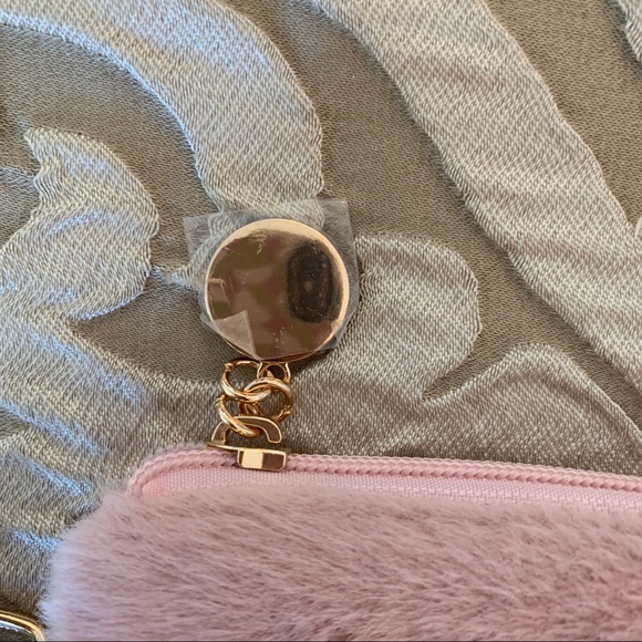 NWOT Pink fur wristlet with pearls - Picture 4 of 5